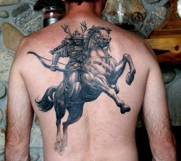 点击大图看下一张：经典帅气的背部马纹身图2
