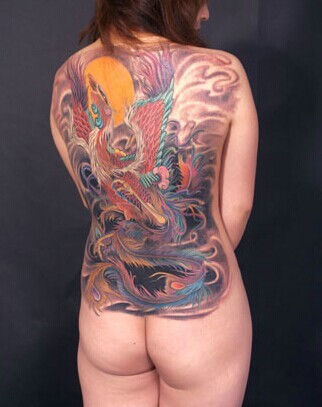 点击大图看下一张：百鸟之首 满背的凤凰纹身图2