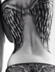 背部时尚大气的翅膀纹身