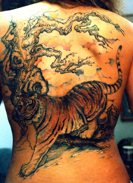 点击大图看下一张：满背霸气的老虎纹身图2