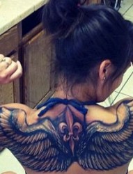 背部漂亮大气的翅膀纹身