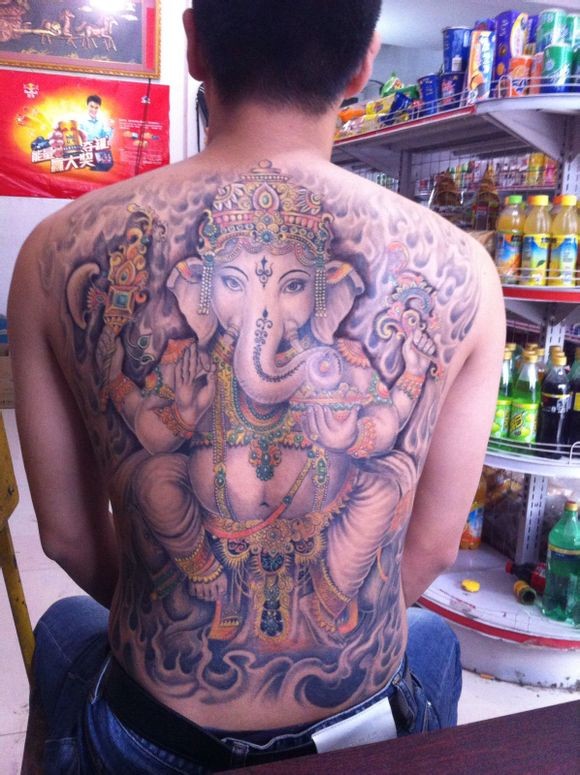 点击大图看下一张：满背经典的象神纹身