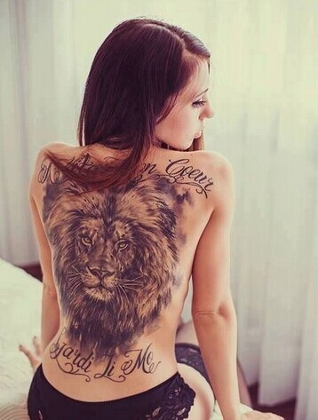 点击大图看下一张：美女满背大气的纹身图案