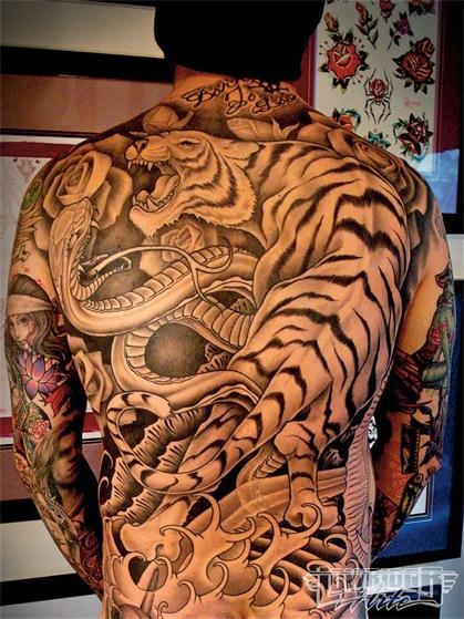 点击大图看下一张：超级霸气的老虎纹身
