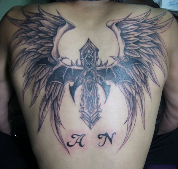 点击大图看下一张：背部帅气的十字架纹身图2