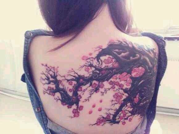点击大图看下一张：背部超美的梅花刺青