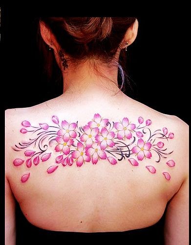点击大图看下一张：背部超美的梅花刺青图2