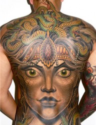 个性时尚的背部蛇纹身图案