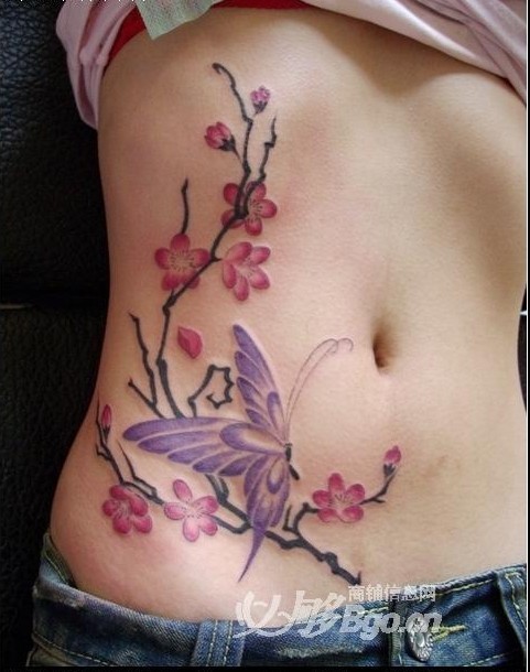 点击大图看下一张：好看的美女腹部花蝴蝶刺青