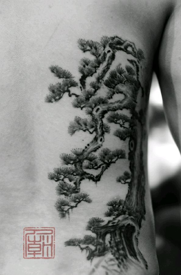 点击大图看下一张：腰部松树纹身