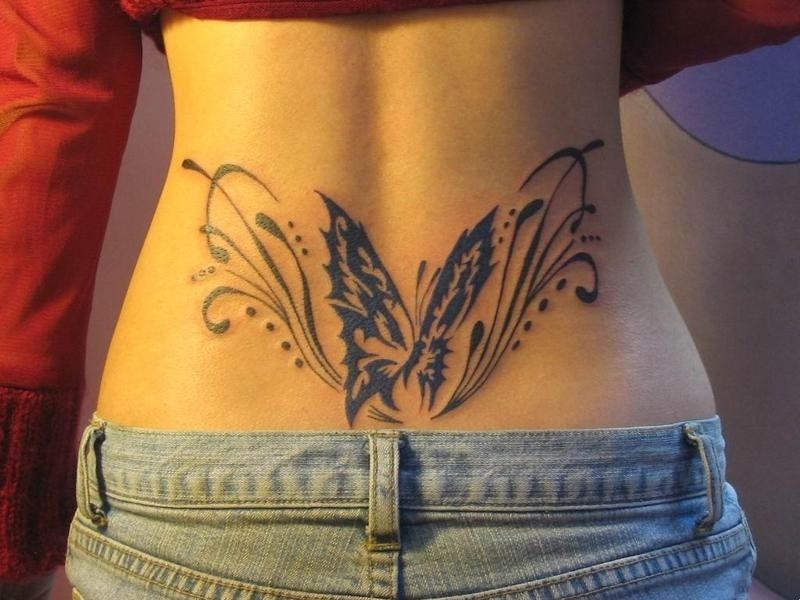 点击大图看下一张：女子腰部蝴蝶刺青