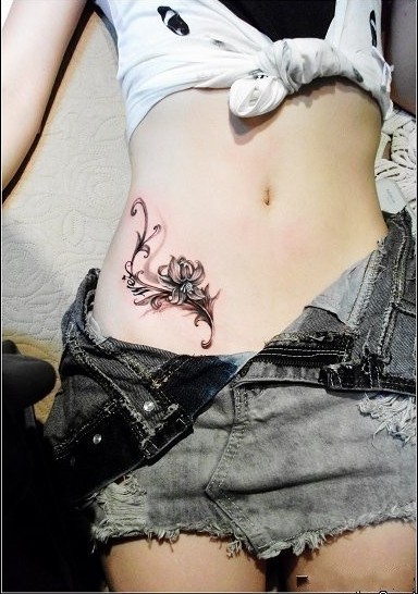 点击大图看下一张：女性腰部花纹刺青
