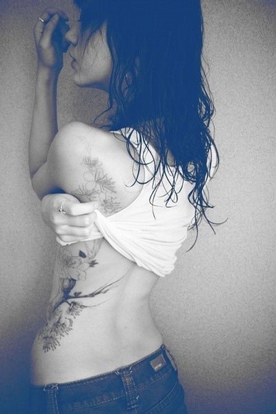 点击大图看下一张：女性腰部梅花刺青