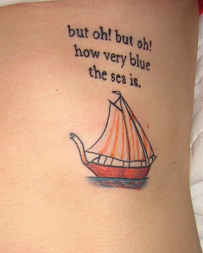 点击大图看下一张：女性腰部帆船英文刺青