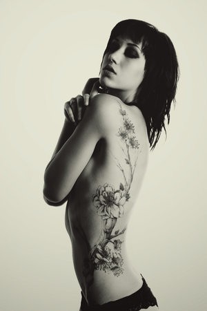 点击大图看下一张：女人腰部梅花刺青