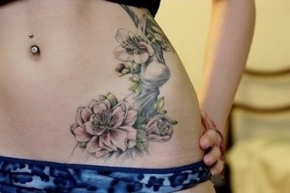 点击大图看下一张：女性腰部莲花刺青