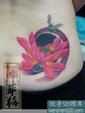 点击大图看下一张：腰部蜜蜂和红色荷花纹身图案-日本黄炎刺青作品