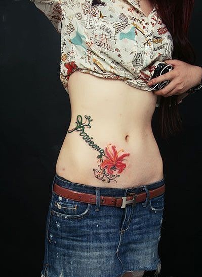 点击大图看下一张：女性侧腰曼陀罗花纹身