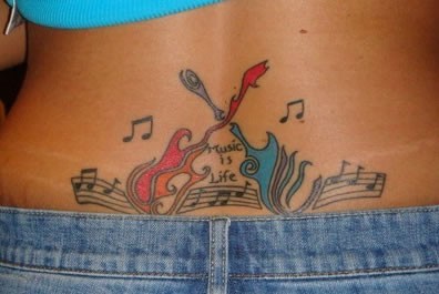 点击大图看下一张：女生后腰部的吉他刺青jitaciqing图片欣赏