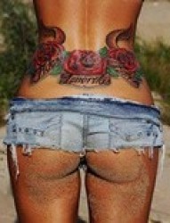 超性感美女腰部火红玫瑰纹身图片