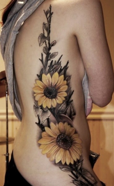 点击大图看下一张：女人腰部漂亮的向日葵纹身
