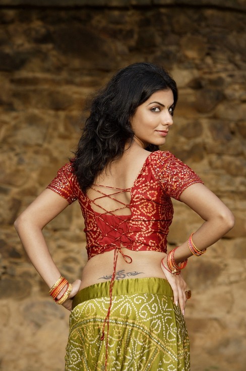点击大图看下一张：印度美女后腰图腾纹身