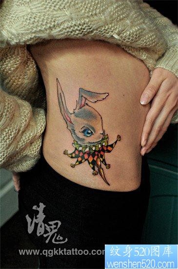 点击大图看下一张：美女侧腰流行可爱的小兔子纹身图片