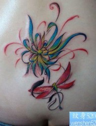 腰部纹身图片：腰部彩色莲花蜻蜓纹身图片纹身作品