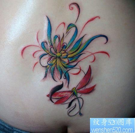 点击大图看下一张：腰部纹身图片：腰部彩色莲花蜻蜓纹身图片纹身作品