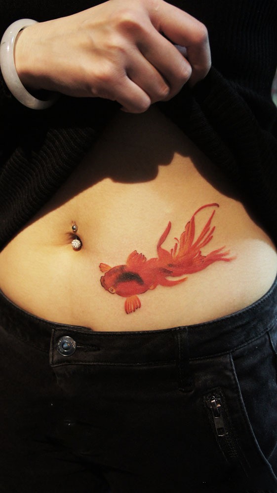 点击大图看下一张：侧腰红色金鱼纹身