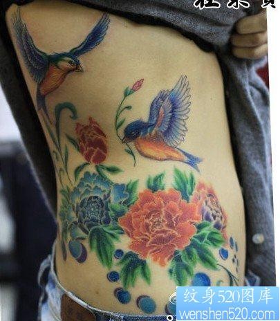 点击大图看下一张：小鸟牡丹纹身图片：腰部彩色小鸟牡丹纹身图片纹身作品