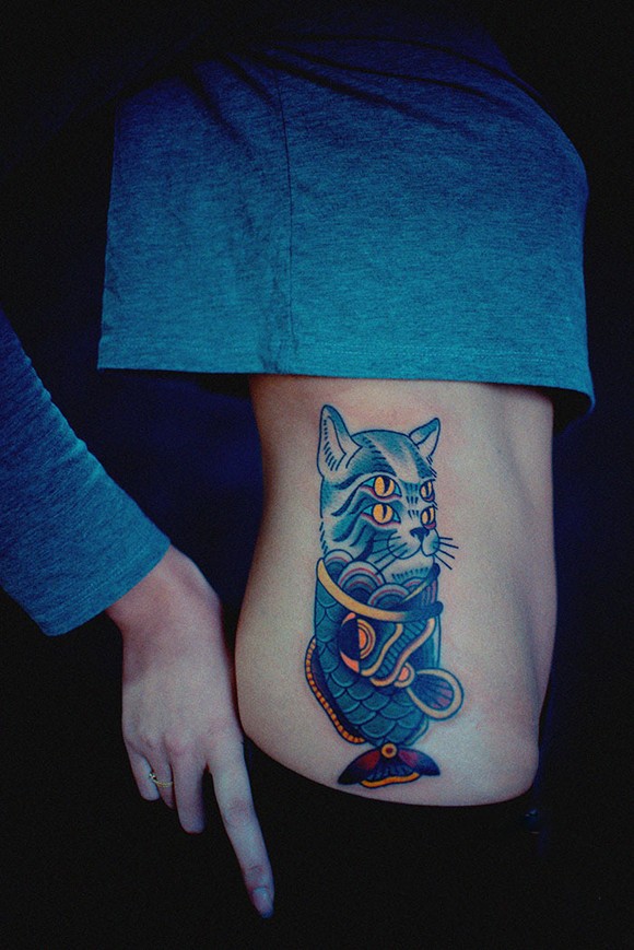 点击大图看下一张：创意鱼猫侧腰个性纹身