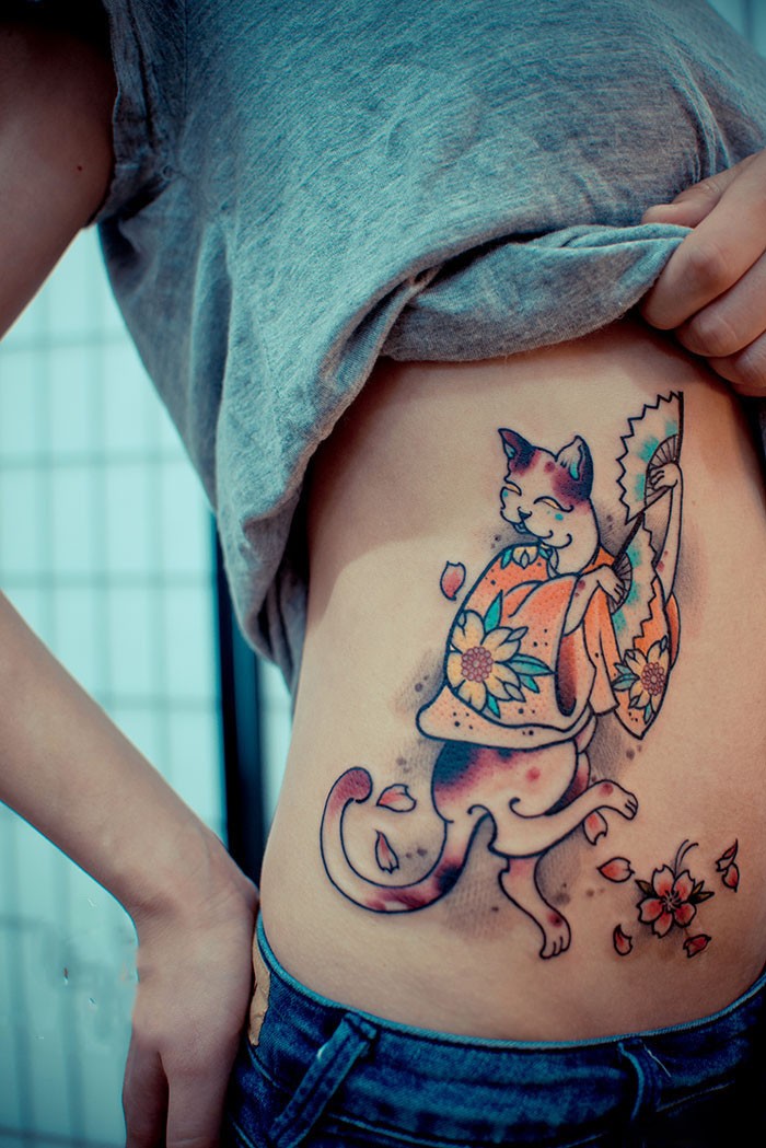 点击大图看下一张：另类创意艺妓猫侧腰纹身