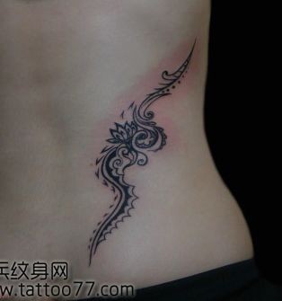 点击大图看下一张:潮流的腰部图腾藤蔓纹身图片