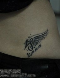 一幅小巧精美的翅膀字母纹身图片