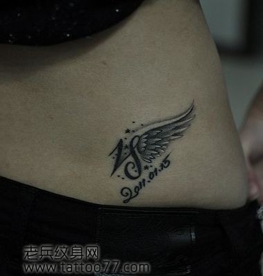 点击大图看下一张：一幅小巧精美的翅膀字母纹身图片