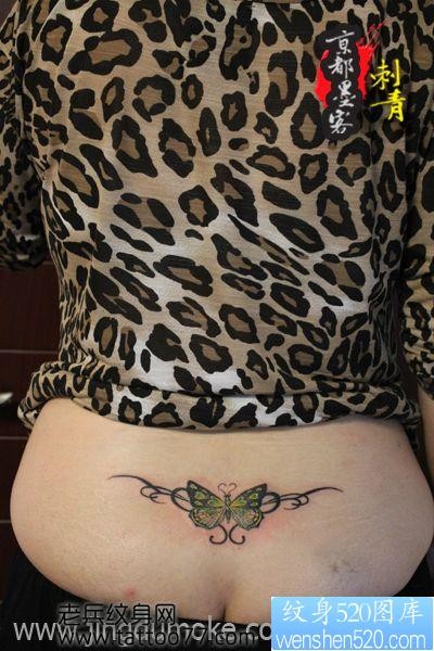 点击大图看下一张：美女腰部好看的蝴蝶纹身图片