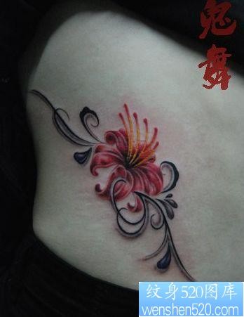 点击大图看下一张:腰部好看的彩色百合花纹身图片