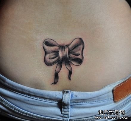 点击大图看下一张：女人腰部小巧的蝴蝶结纹身图片
