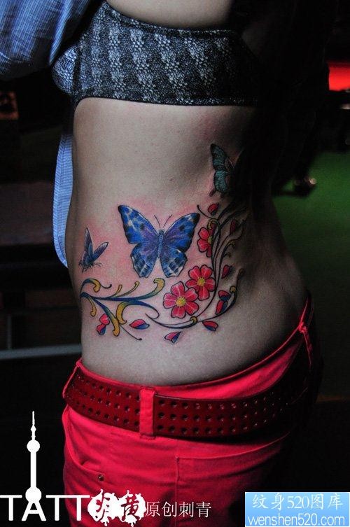 点击大图看下一张：女人腰部漂亮的彩色蝴蝶花卉藤蔓纹身图片