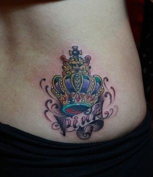 点击大图看下一张：女孩子腰部流行的皇冠纹身图片