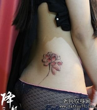 点击大图看下一张：美女腰部好看的水墨画莲花纹身图片