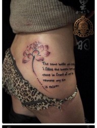 美女腰部潮流漂亮的水墨莲花与字母纹身图片