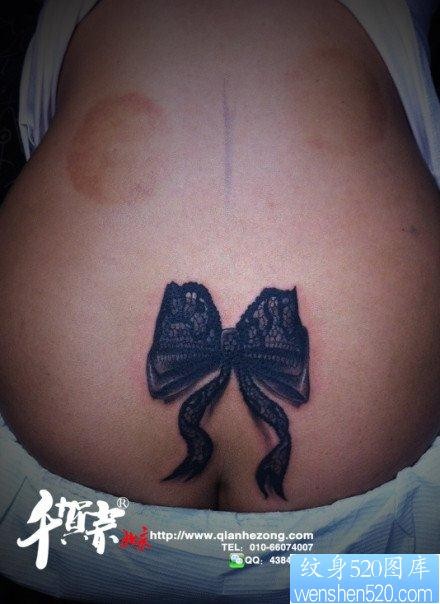 点击大图看下一张：女人腰部时尚精美的蕾丝蝴蝶结纹身图片