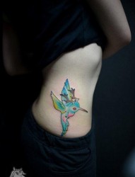 女人腰部漂亮清晰的小鸟纹身图片