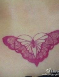 女人腰部漂亮精美的蕾丝蝴蝶纹身图片