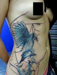 欣赏一幅性感的侧腰鸽子纹身作品