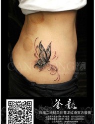美女腰部唯美时尚的黑白蝴蝶纹身图片