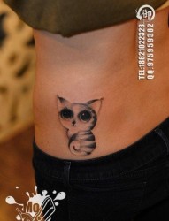 女人腰部可爱时尚的猫咪纹身图片