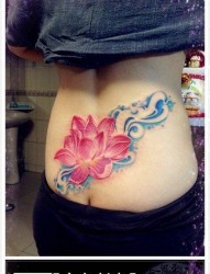 女人腰部时尚精美的彩色莲花纹身图片